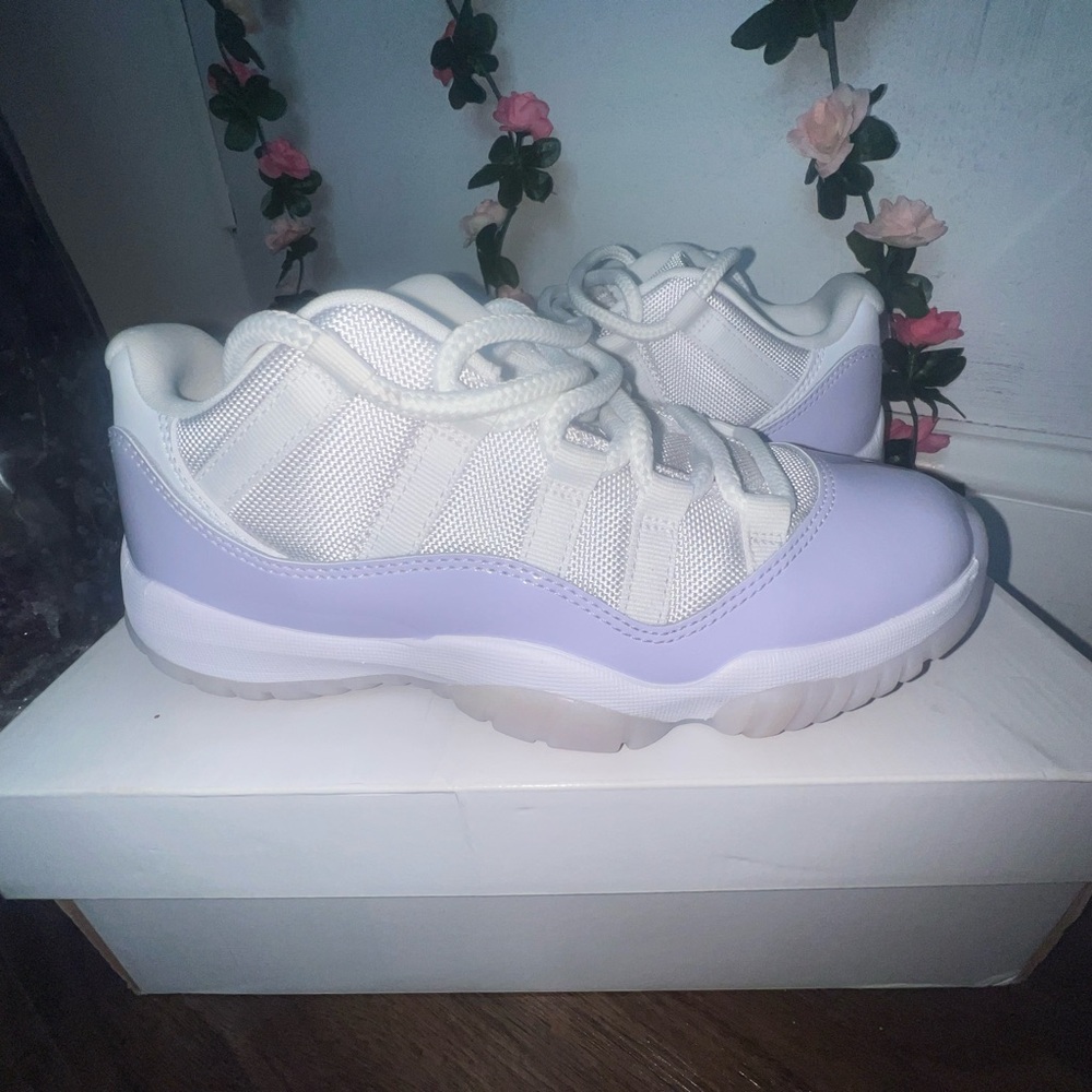 Jordan 11 retro low violet size 7 woman’s 5.5 youth